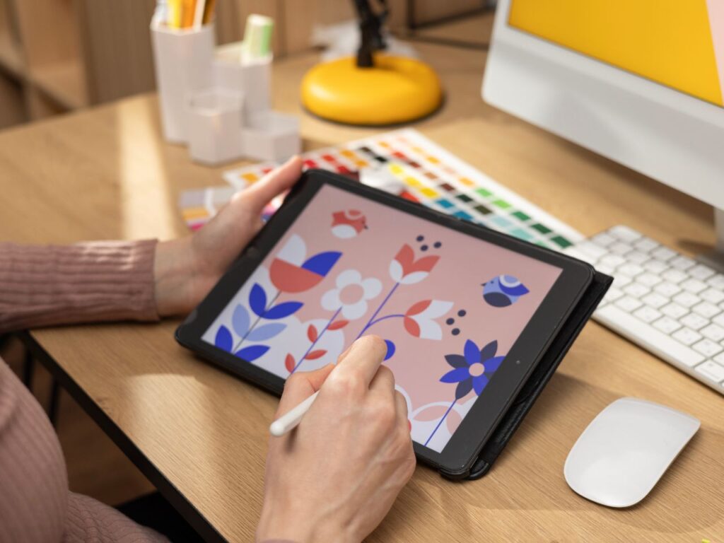 Mulher criando artes bonitas com o Uizard