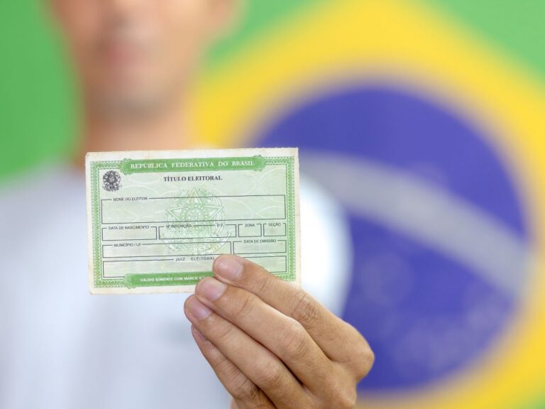 Homem segurando título de eleitor