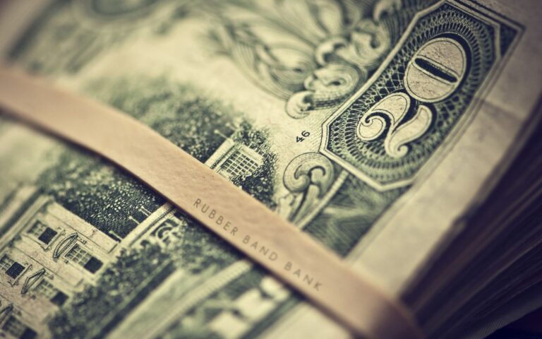 Dólar reage à queda do petróleo após trégua entre Israel e Líbano, enquanto investidores monitoram Fed, dados fracos de empresas e efeitos no Ibovespa.