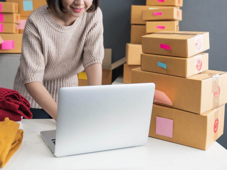 Mulher pesquisando sobre as diferenças do Alibaba ou AliExpress
