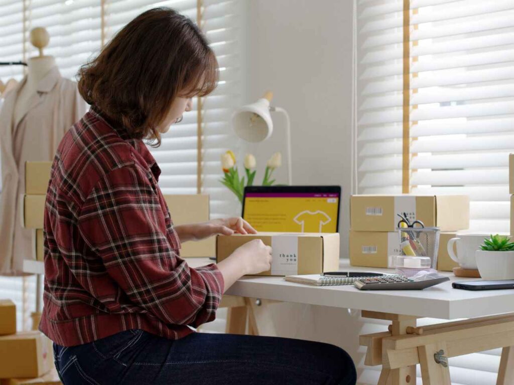 Mulher enviando produtos dos sites para vender no exterior