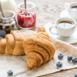 O café da manhã italiano costuma ser simples e rápido.