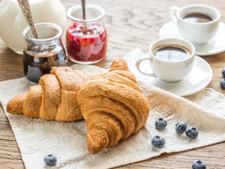 O café da manhã italiano costuma ser simples e rápido.