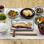 Café da manhã japonês é uma refeição equilibrada com arroz, sopa de missô, proteína e acompanhamentos