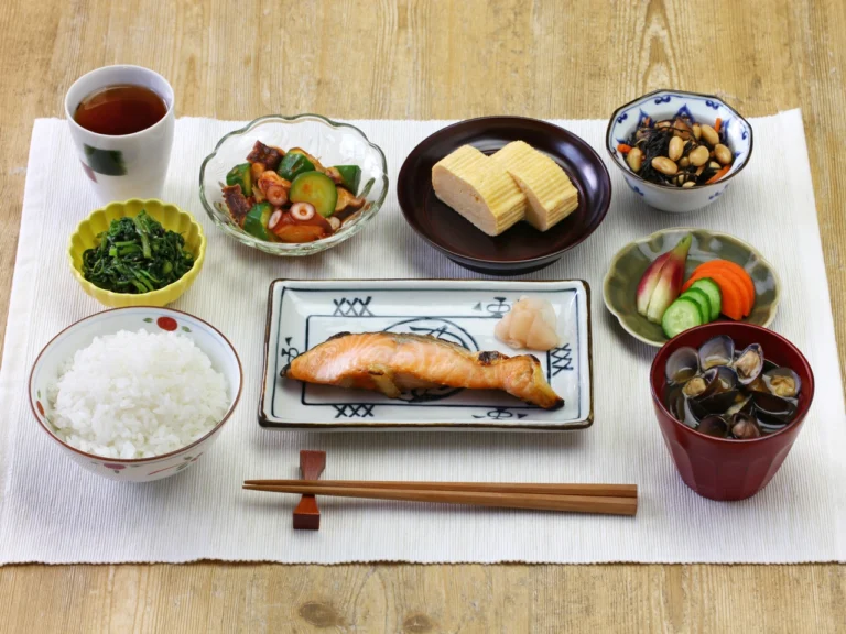 Café da manhã japonês é uma refeição equilibrada com arroz, sopa de missô, proteína e acompanhamentos