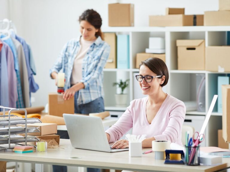 Mulher aprendendo como vender na Shopify