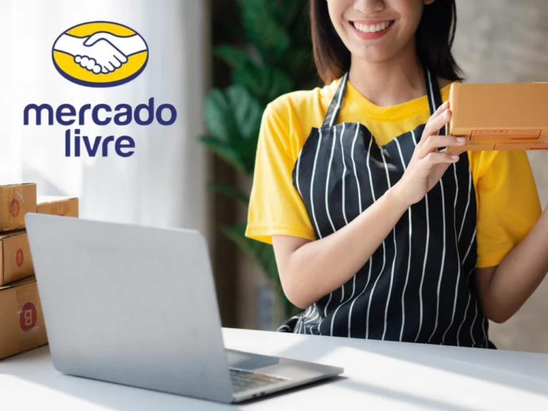 Mulher que aprendeu a como vender no Mercado Livre separando pedidos