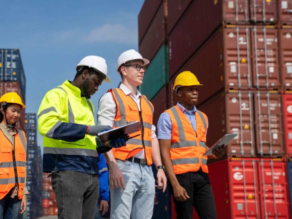 Equipe decidindo quanto custa importar um container da China
