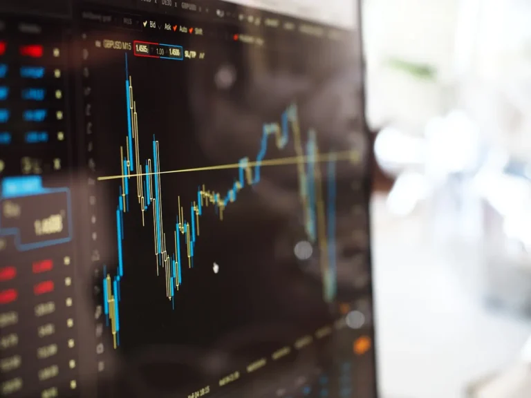 Dólar hoje abaixo de R$5 e alta do petróleo movimentam mercado hoje