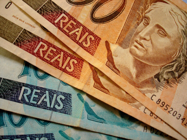 Dólar hoje reage à tensão no Estreito de Ormuz e ao risco global do petróleo. Mercados acompanham Fed, inflação e emissões do Tesouro.
