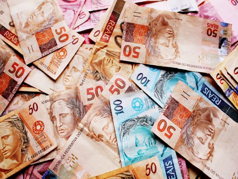 Dólar hoje sobe com fechamento do Estreito de Ormuz e petróleo em alta. Mercados reagem à escalada da guerra e aumento da aversão ao risco.