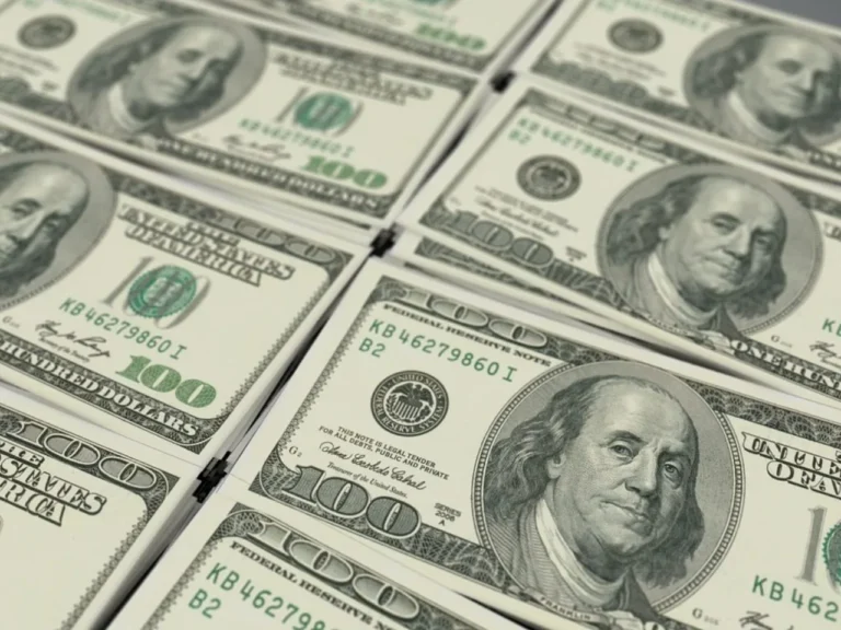 Dólar hoje sobe com tensão entre EUA e Irã e petróleo acima de US$108. Mercados entram em modo defensivo e impacto chega ao Brasil.