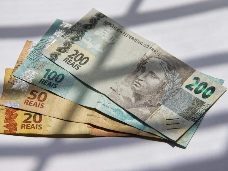 Petróleo acima dos US$100 deve sustentar dólar abaixo dos R$5,00