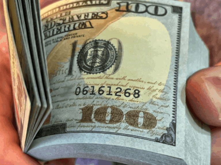 Dólar volta a superar os R$5,00 com Ormuz fechado e novas medidas fiscais