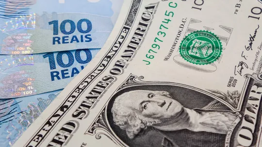 Dólar hoje recua com expectativa de cessar-fogo entre EUA e Irã e queda do petróleo. Mercados reagem a dados dos EUA e inflação no Brasil.