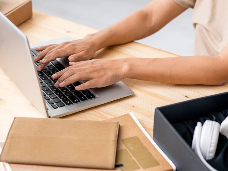 Mulher aprendendo a fazer dropshipping internacional