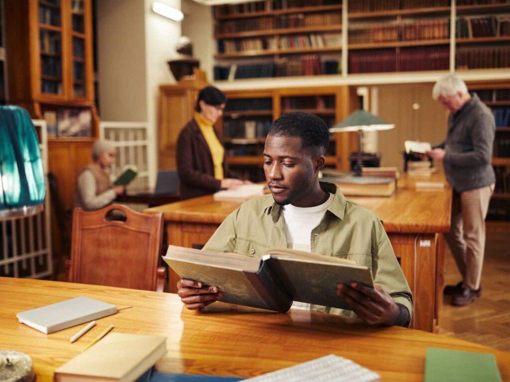 Aluno da biblioteca de uma das melhores universidades do Brasil