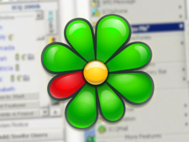 Exibição da logo do ICQ na tela de um computador