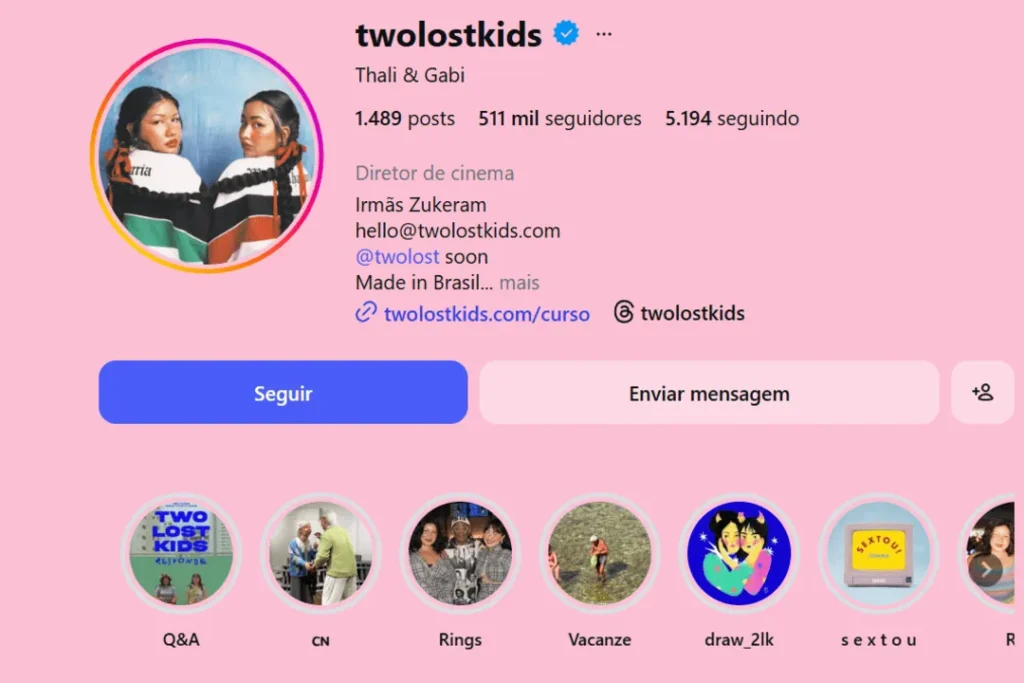 Captura de tela do perfil de Thali e Gabi (twolostkids) no Instagram, exibindo biografia, botão de seguir e destaques sobre fundo rosa.