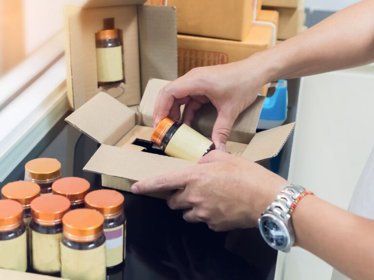 Homem preparando a importação de suplementos alimentares