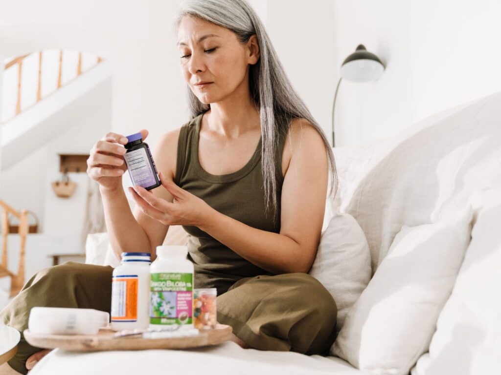 Mulher vendo suplementos alimentares importados