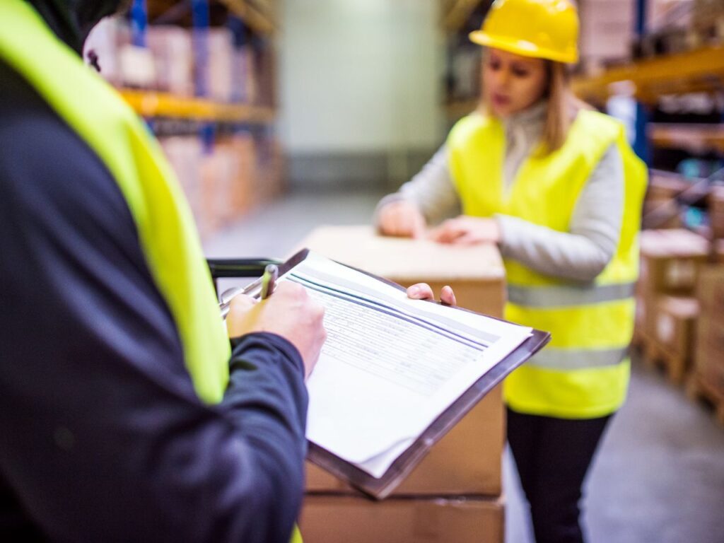 Homem calculando despesas de importar um container da China