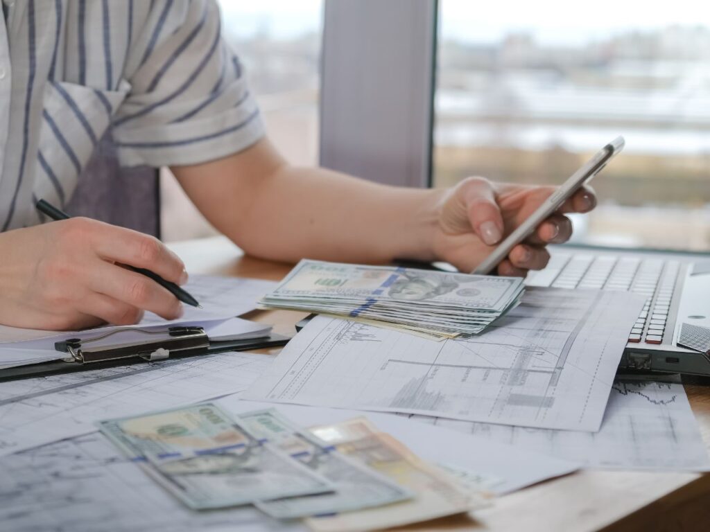 Homem calculando impostos dos ativos da proteção patrimonial em dólar