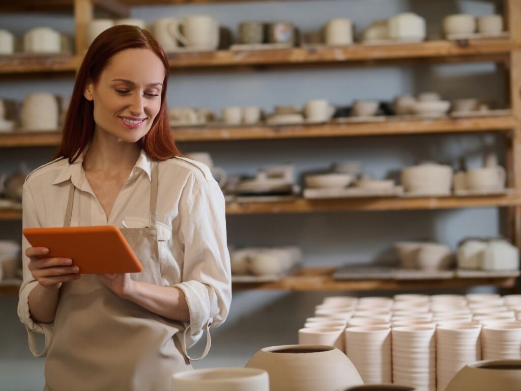 Mulher acessando os melhores sites para vender artesanato no exterior