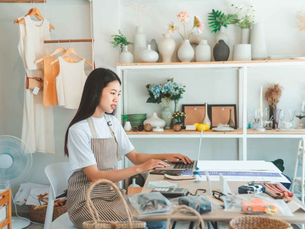 Mulher usando os melhores sites para vender no exterior