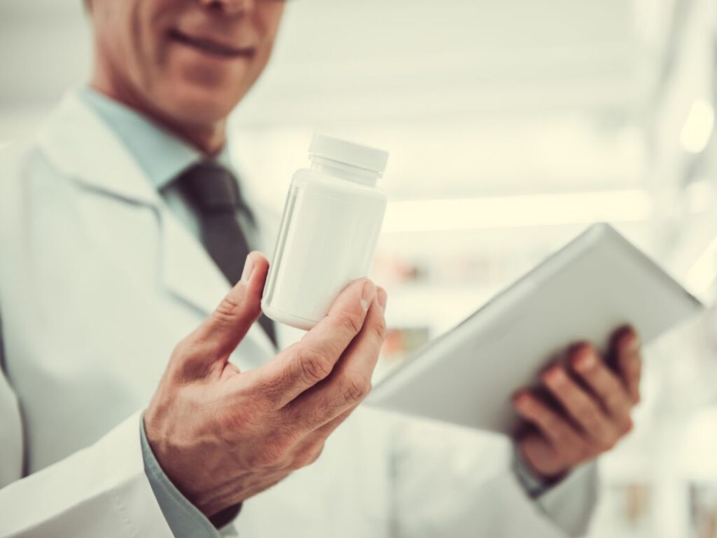Homem vendo requisitos de importação de suplementos alimentares