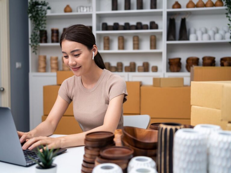 Artesã usando sites para vender artesanato no exterior