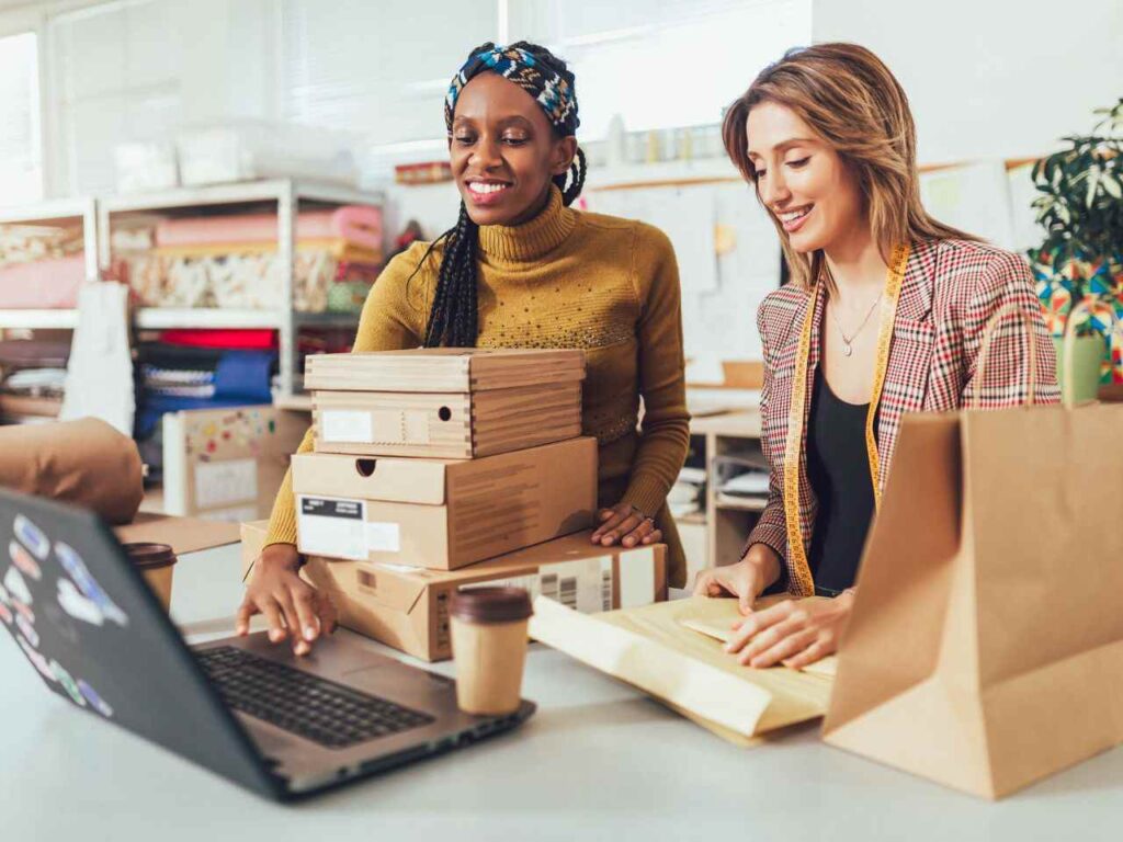Empreendedoras vendo pedidos no Alibaba ou AliExpress
