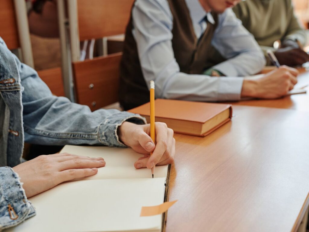 Alunos estudando na sala de aula