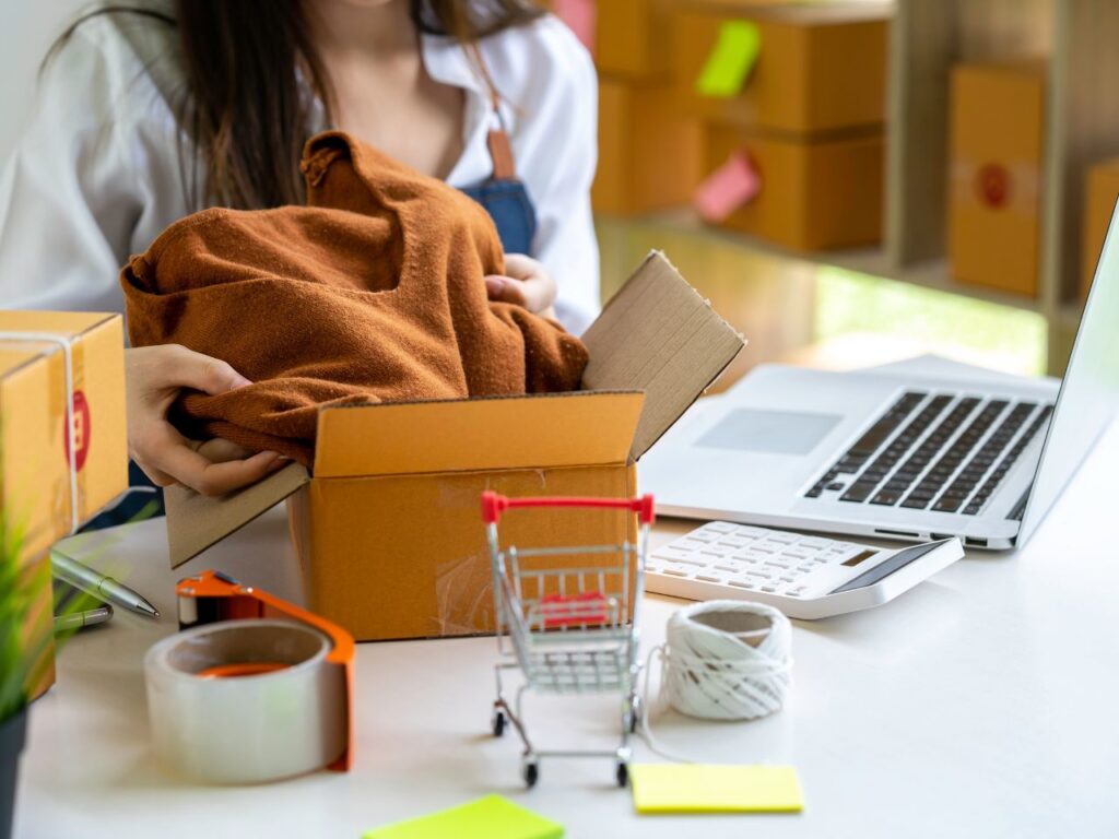 Mulher verificando produtos do dropshipping internacional