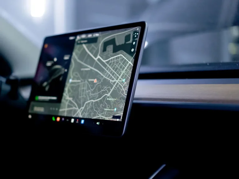 Tela multimídia de um veículo exibindo mapa de navegação detalhado, ilustrando a interface de um Visual Positioning System (VPS) moderno.