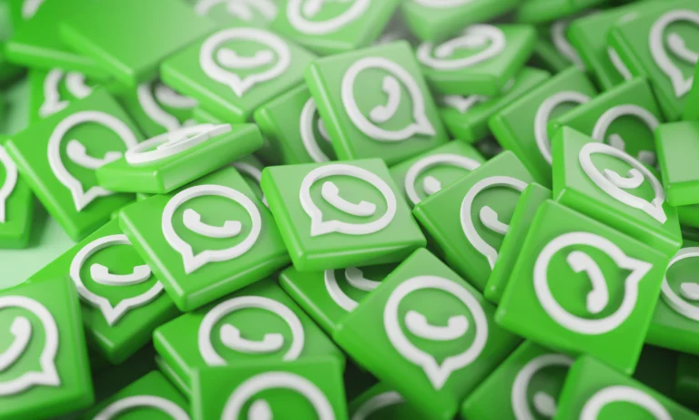 Pilha de ícones tridimensionais do aplicativo em fundo verde, ilustrando a dúvida comum: o whatsapp tem lixeira? para recuperar mensagens.