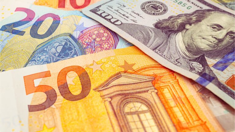 Dólar vira o jogo com pressão externa e ruídos no Brasil