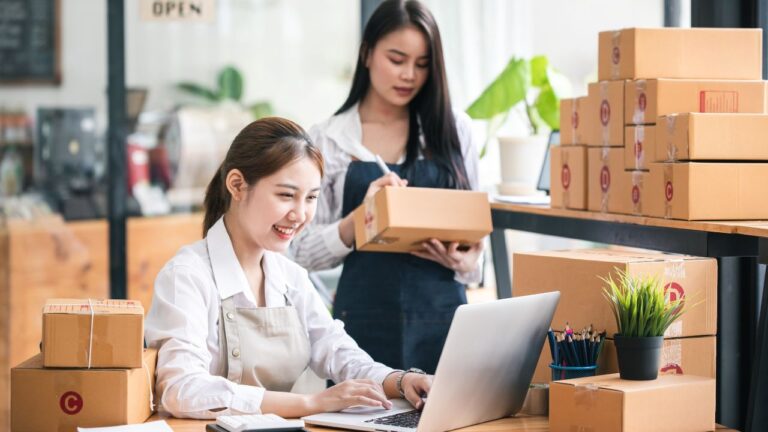 Mulheres aprendendo como abrir uma empresa nos EUA para vender na Amazon​