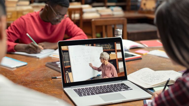 Mulher assistindo aula na AEB Escola Virtual