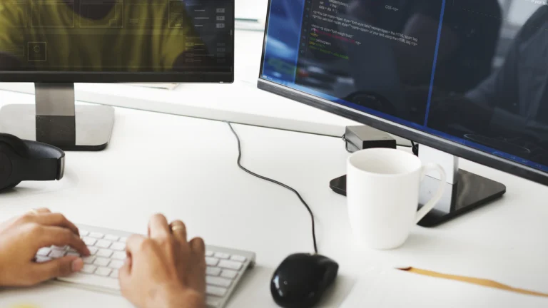 Assistentes de IA ajudam a escrever, pesquisar, organizar tarefas, resumir reuniões e automatizar rotinas digitais com mais agilidade no dia a dia.