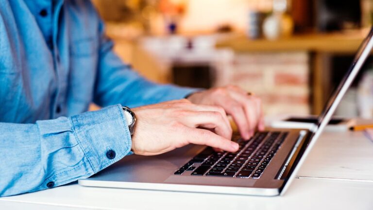 Homem acessando a internet pelo notebook