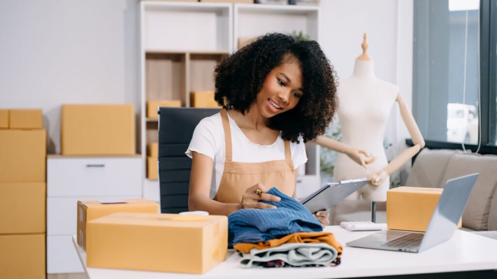 Mulher traduzindo anúncios para o Amazon Global Selling