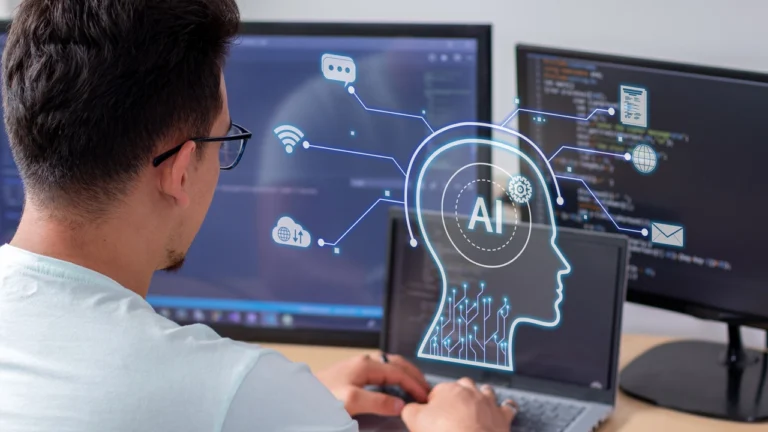 Pessoa que sabe como criar um agente de IA em frente ao computador
