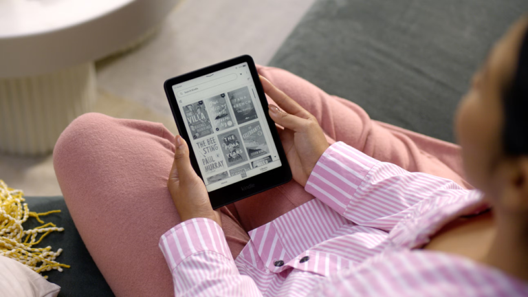 Uma pessoa lendo no Kindle ilustra como vender e-book na Amazon pode aproximar autores independentes de leitores que consomem livros digitais pela plataforma.