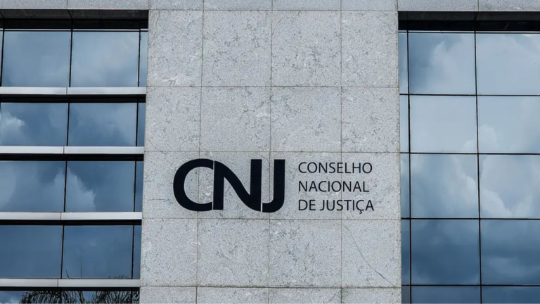 Conta bloqueada por dívida pode ocorrer em até 2 horas após decisão judicial. Entenda nova regra, quem pode ser afetado e o que fazer.