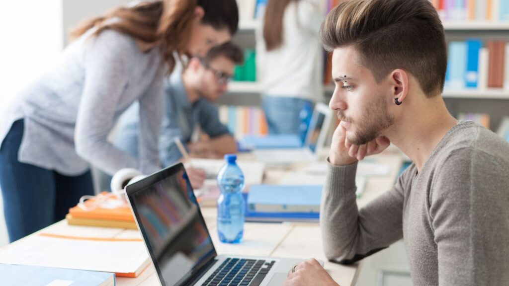Estudante aprendendo em um curso da Cursos da AEB Escola Virtual