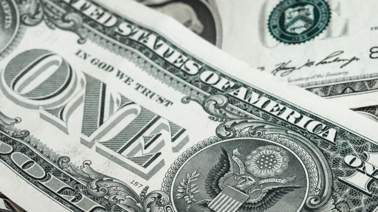 Dólar dispara, tensões com Irã escalam e mercados recuam com o aumento da incerteza em semana de ata do Copom