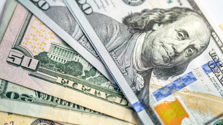 Dólar hoje oscila com Trump em Pequim e IPP americano