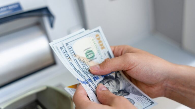 Dólar acompanha petróleo acima de Us$100 e Fed