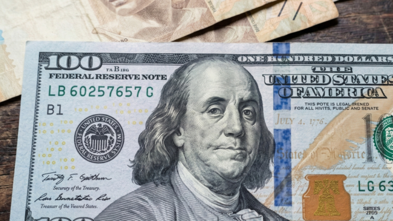 Dólar recua com trégua entre EUA e Irã e IPCA-15 domina mercado